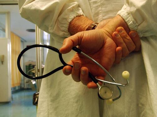 "Prescrivimi questi medicinali". E lo straniero prende il medico a calci e pugni