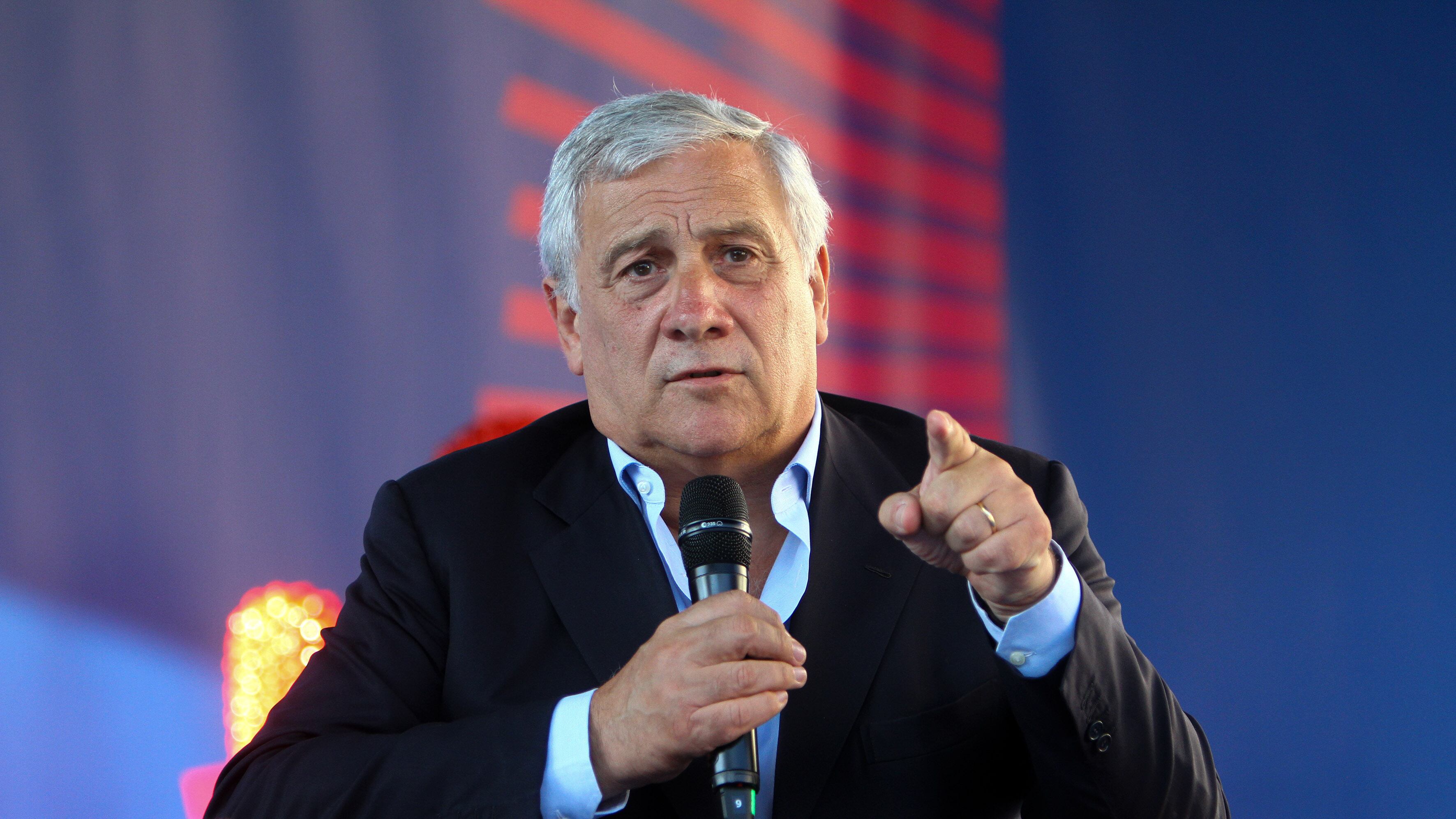 Migranti, Tajani sferza la Francia: "Non scarichi su di noi i suoi problemi"