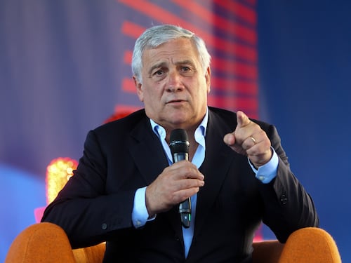 Migranti, Tajani sferza la Francia: "Non scarichi su di noi i suoi problemi"