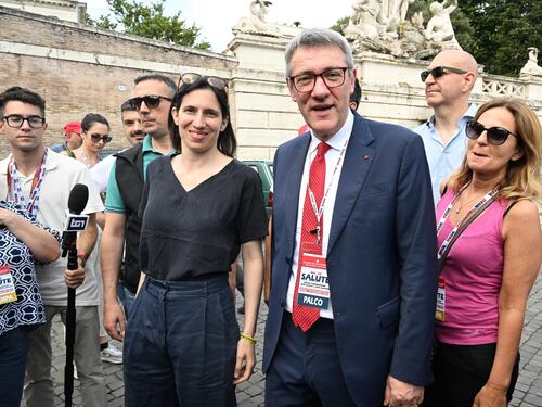 Schlein: "Governo diviso". Ma il suo Pd è lacerato e Landini le scippa la leadership dei dem