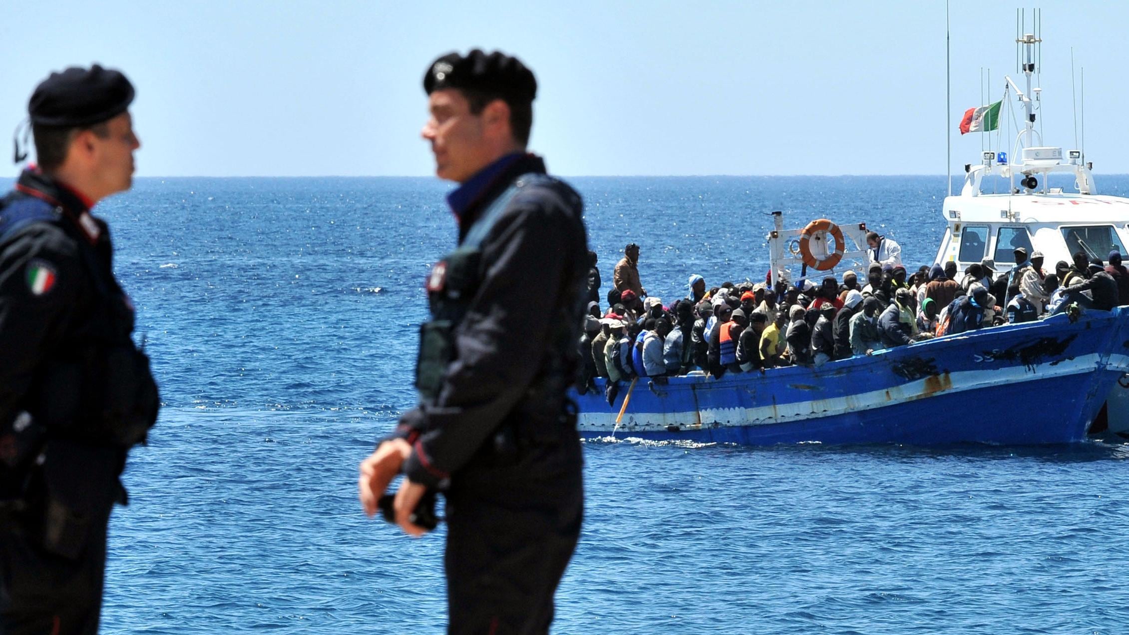 Italia sotto assedio: mille immigrati sbarcano a Napoli