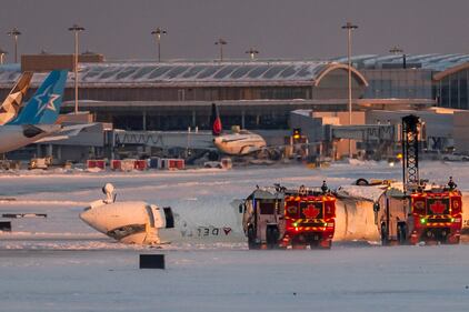 Le immagini choc dell'aereo capovolto sulla pista d'atterraggio a Toronto 5