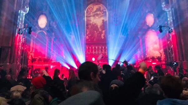 Vienna, la cattedrale diventa palcoscenico per la star pro Lgbt