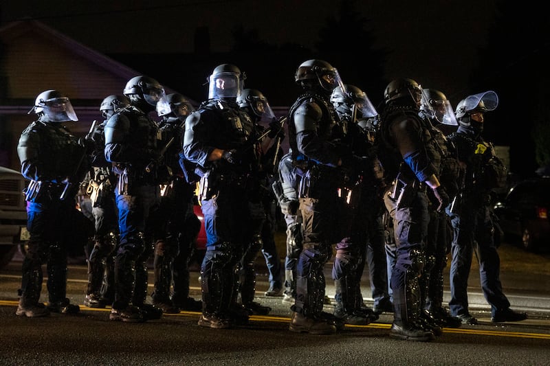 Agenti in assetto anti sommossa a Portland dopo le proteste di BLM nel 2020