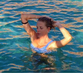 Alessia Marcuzzi, bikini sexy al mare 14
