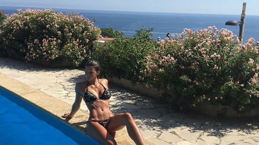 Giulia Calcaterra, sexy a bordo piscina