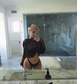 Kylie Jenner, lato b per lo shop online 22