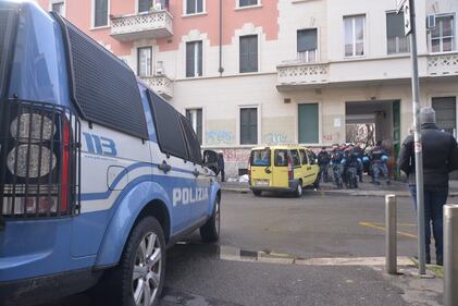 Perquisizioni e sgomberi della polizia in via Gola 10