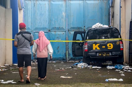 Più di 180 i morti registrati durante una partita di calcio in Indonesia 1