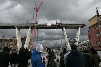 Ponte Morandi, le immagini della demolizione della trave tampone 1