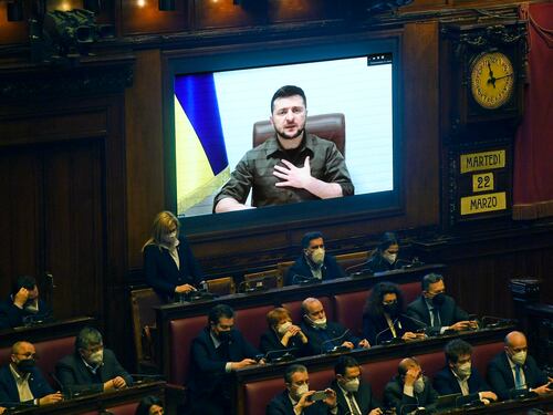 Zelensky parla all'Italia: "Siamo l'esercito di fronte al male"