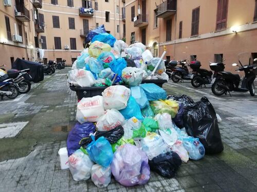A Roma è ancora caos rifiuti: topi e immondizia nei palazzi