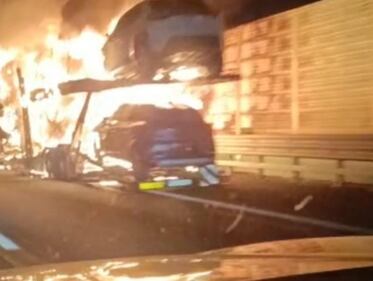 Inferno sulla A21 dove una bisarca ha preso fuoco 1