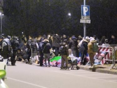File interminabili di richiedenti asilo davanti alla Questura di via Cagni a Milano 1