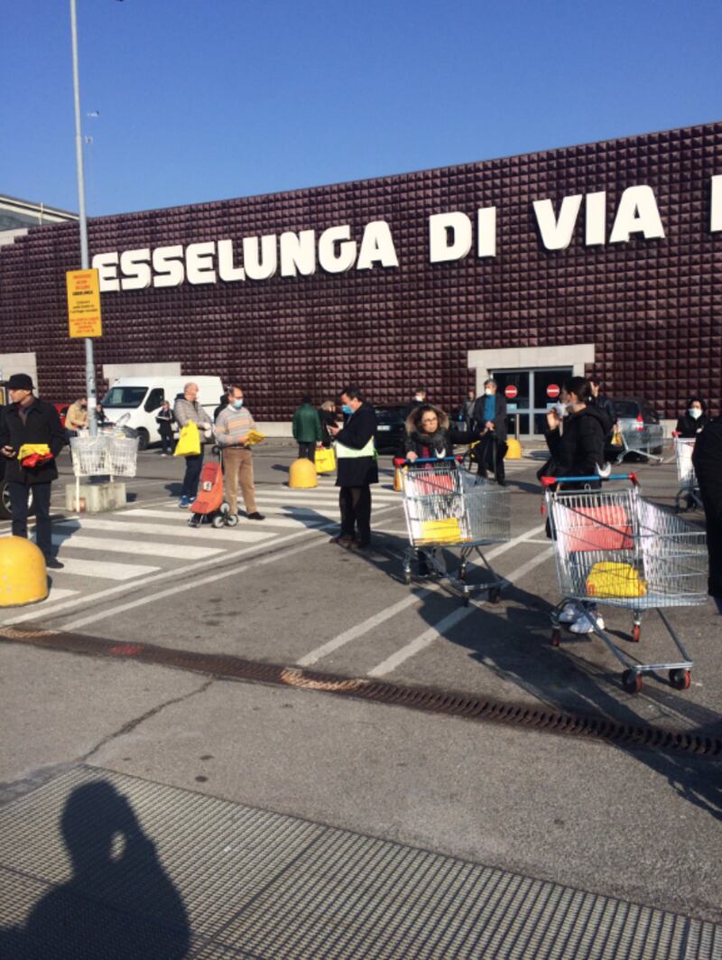 Milano, code ai supermercati 2