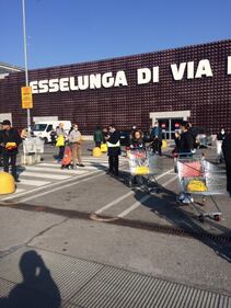 Milano, code ai supermercati 2
