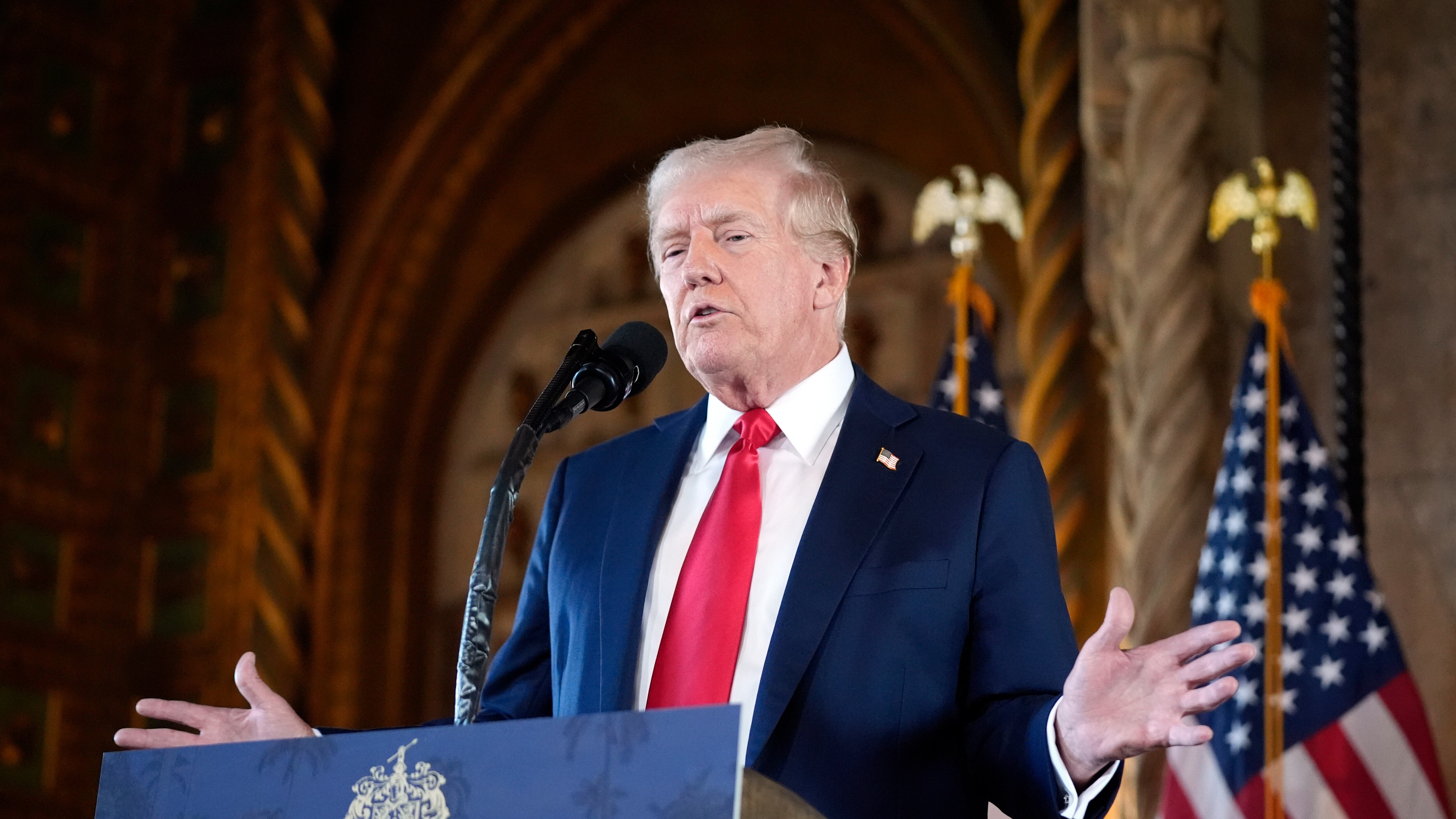 Trump all'attacco: "Avrei potuto mettere in cella la Clinton. Kamala? Non è intelligente"