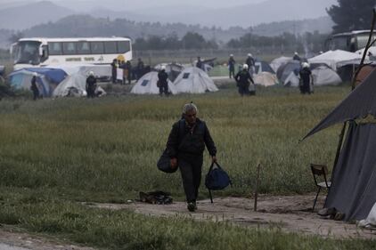 Gli immigrati lasciano il campo profughi di Idomeni 5