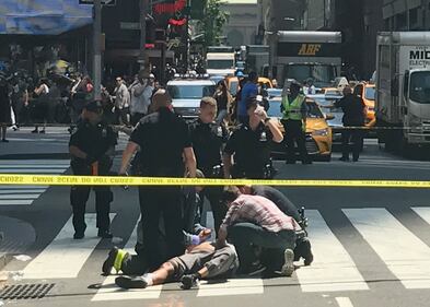 Auto travolge i pedoni a Times Square 1
