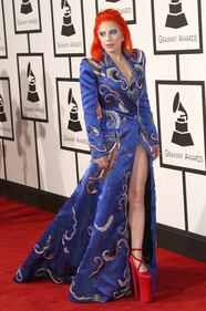Lady Gaga: capelli rosso fuoco per i Grammy 2016. Foto 3