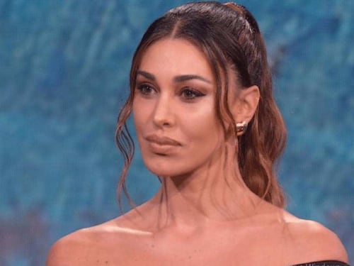 Belen Rodriguez litiga con i paparazzi all'aeroporto. Interviene la polizia