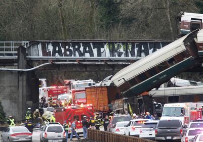 Seattle, treno deraglia e precipita sull'autostrada 8