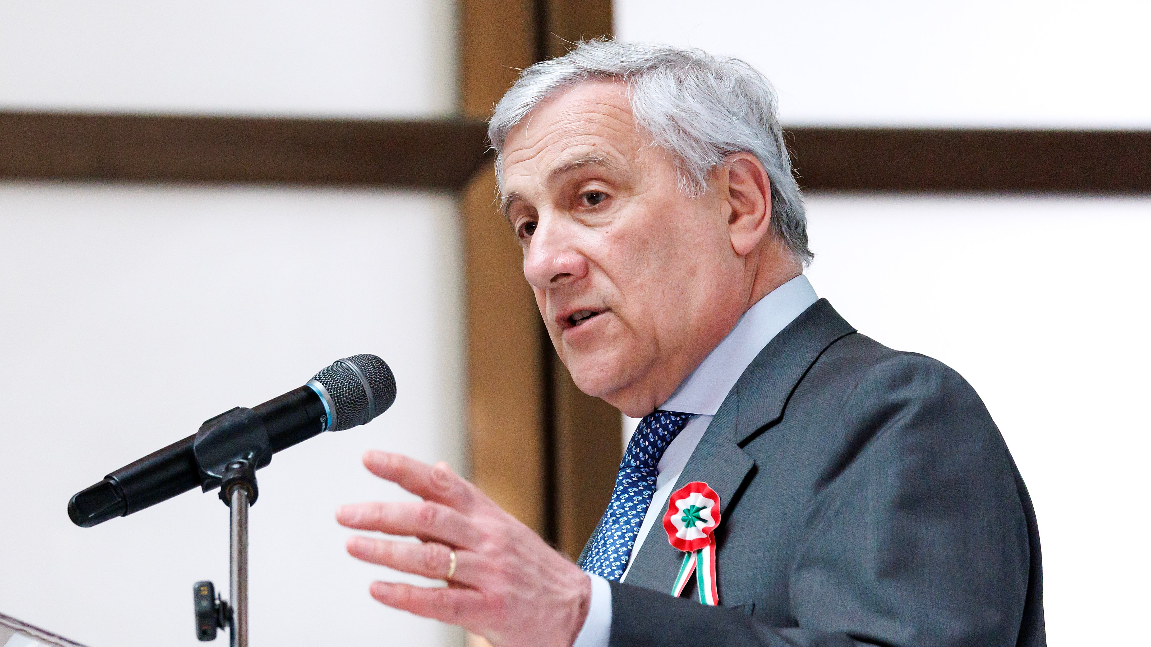 Al via la stagione dei congressi Fi. Marche, fronda su Battistoni