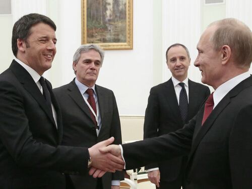 Renzi vola in Russia da Putin: "Mosca aiuti sulla crisi libica"