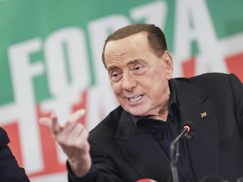 Berlusconi: "Io regista a centrocampo Salvini davanti in attacco e la Meloni ottima ala..."