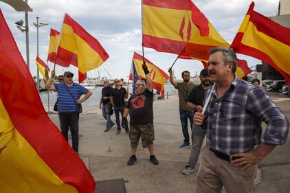 Le proteste al porto: "Non vogliamo i migranti" 1