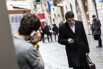 Renzi solo e pensoso verso la sede del Pd 5