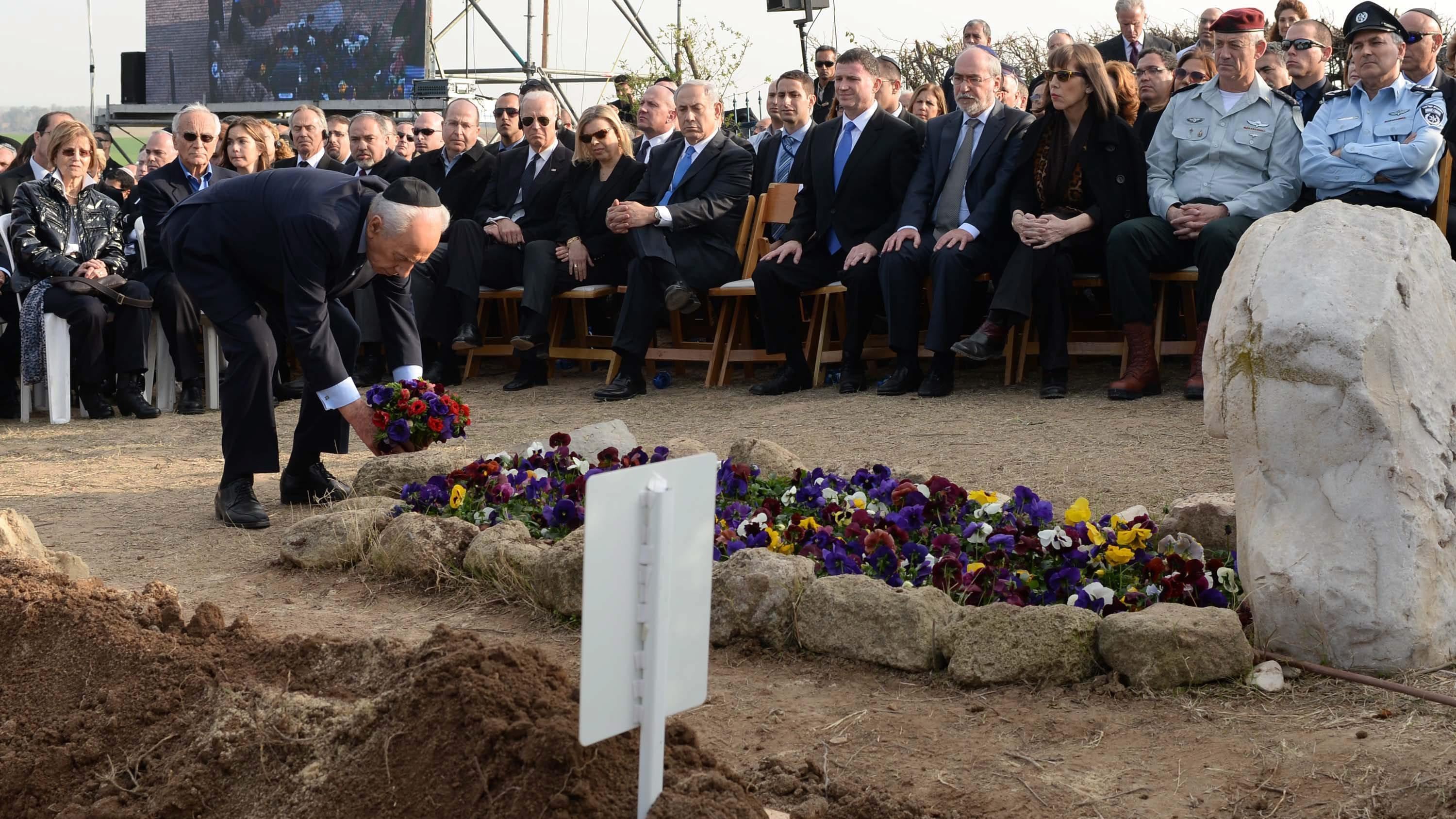 Funerale di Sharon. Lanciati due razzi dalla Striscia di Gaza