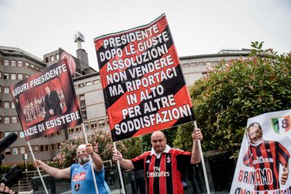 "Non mollare": l'abbraccio di tifosi e fan a Berlusconi 6