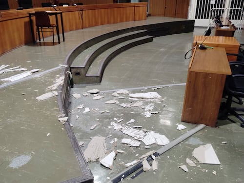 Milano, controsoffitto dell’aula bunker cede per il maltempo: rinviata l’udienza del processo Hydra