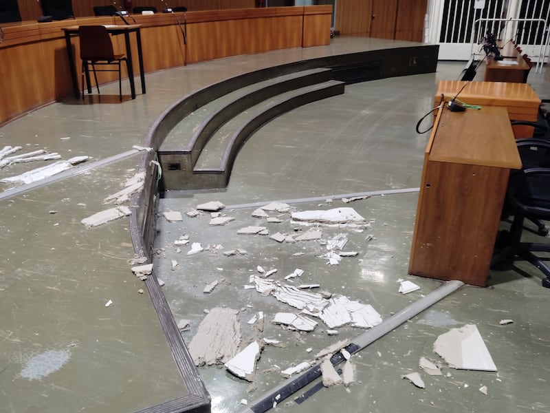 Milano, controsoffitto dell’aula bunker cede per il maltempo: rinviata l’udienza del processo Hydra