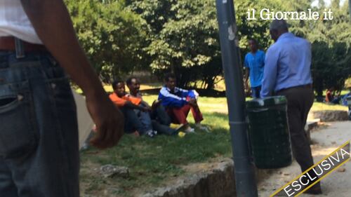  Toni Iwobi incontra gli immigrati che vivono nei giardini di Porta Venezia 3