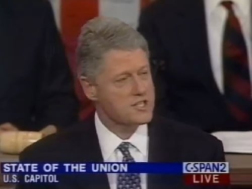 Quando Clinton faceva come Trump: "Deportiamo i clandestini"