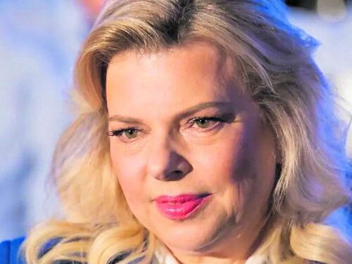 "Ha ostacolato i testimoni contro il marito". Lady Netanyahu finisce (di nuovo) nei guai