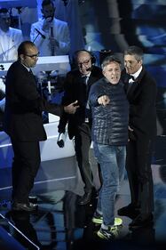 Sanremo, un intruso sul palco dell'Ariston 4