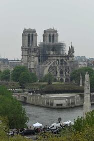 Notre Dame in fiamme: le foto del salvataggio 9