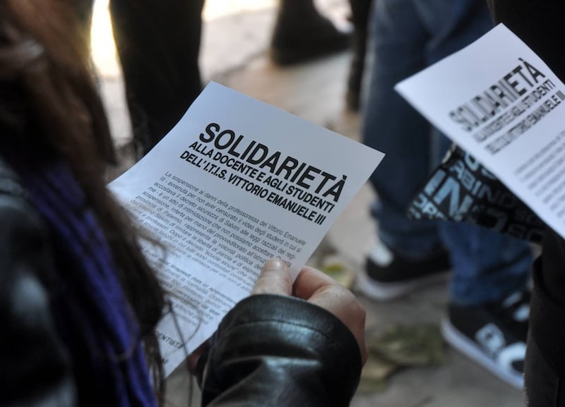 Sit-in a Palermo: slogan e striscioni a favore della prof sospesa 4