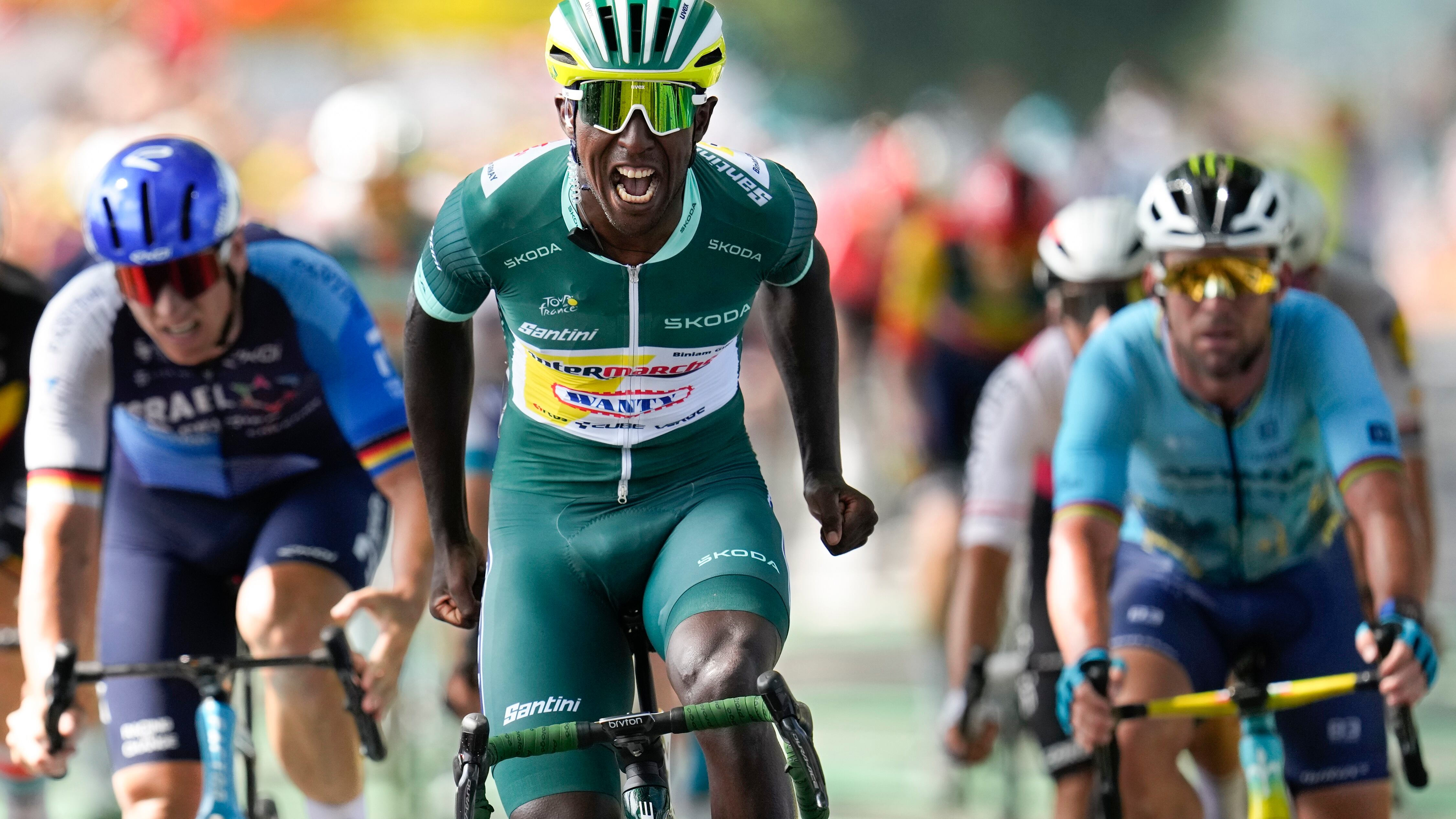 Tour, Roglic cade nel finale e perde più di 2 minuti: in volata vince ancora Girmay