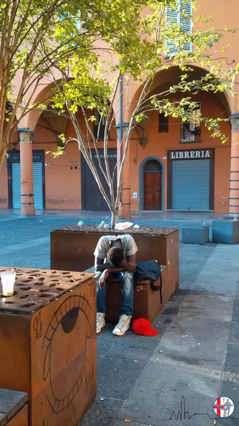 Immigrati dormono e urinano in strada a Bologna 9