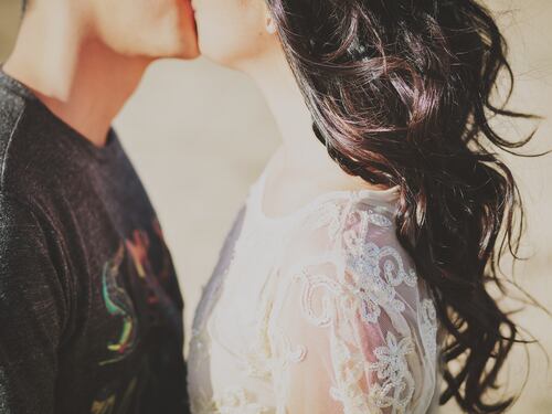 Il primo bacio (virtuale) ai tempi del Covid