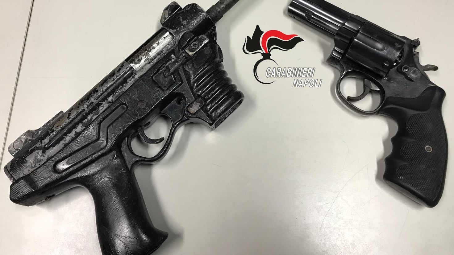 In giro con mitraglietta e revolver: arrestato