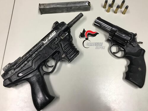 In giro con mitraglietta e revolver: arrestato