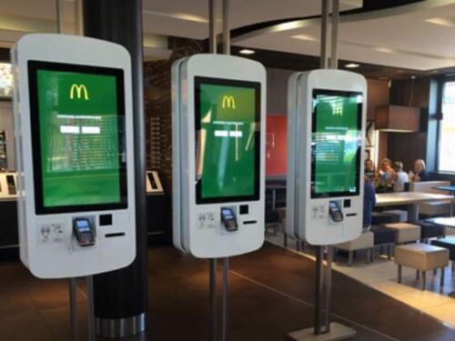 Lo studio choc sui McDonald's: "Batteri e feci sui touchscreen". Ma l'azienda rigetta le accuse