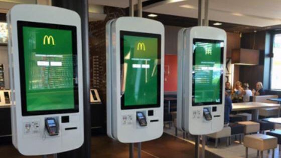 Lo studio choc sui McDonald's: "Batteri e feci sui touchscreen". Ma l'azienda rigetta le accuse