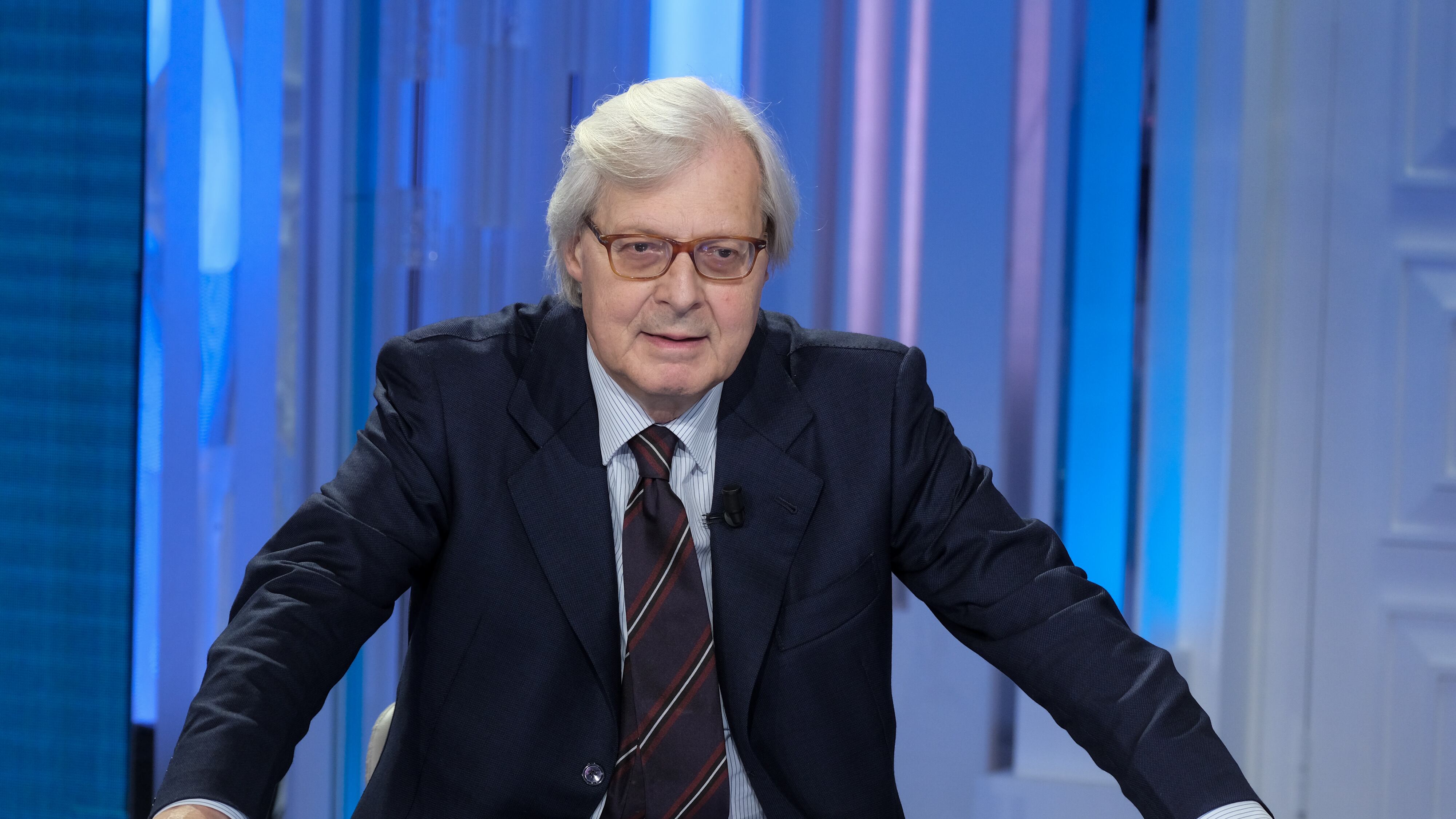 "Ho perso parecchi chili, faccio fatica in tutto". Sgarbi racconta la sua malattia
