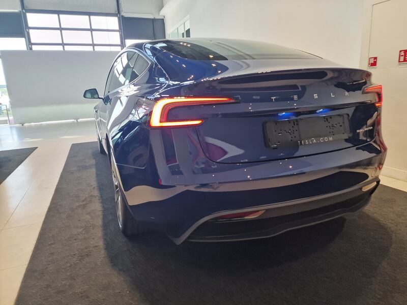 Tesla Model 3 restyling, guarda tutte le immagini 20